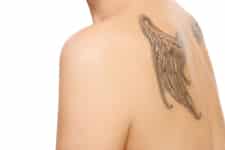 Tatuaje negro en la espalda